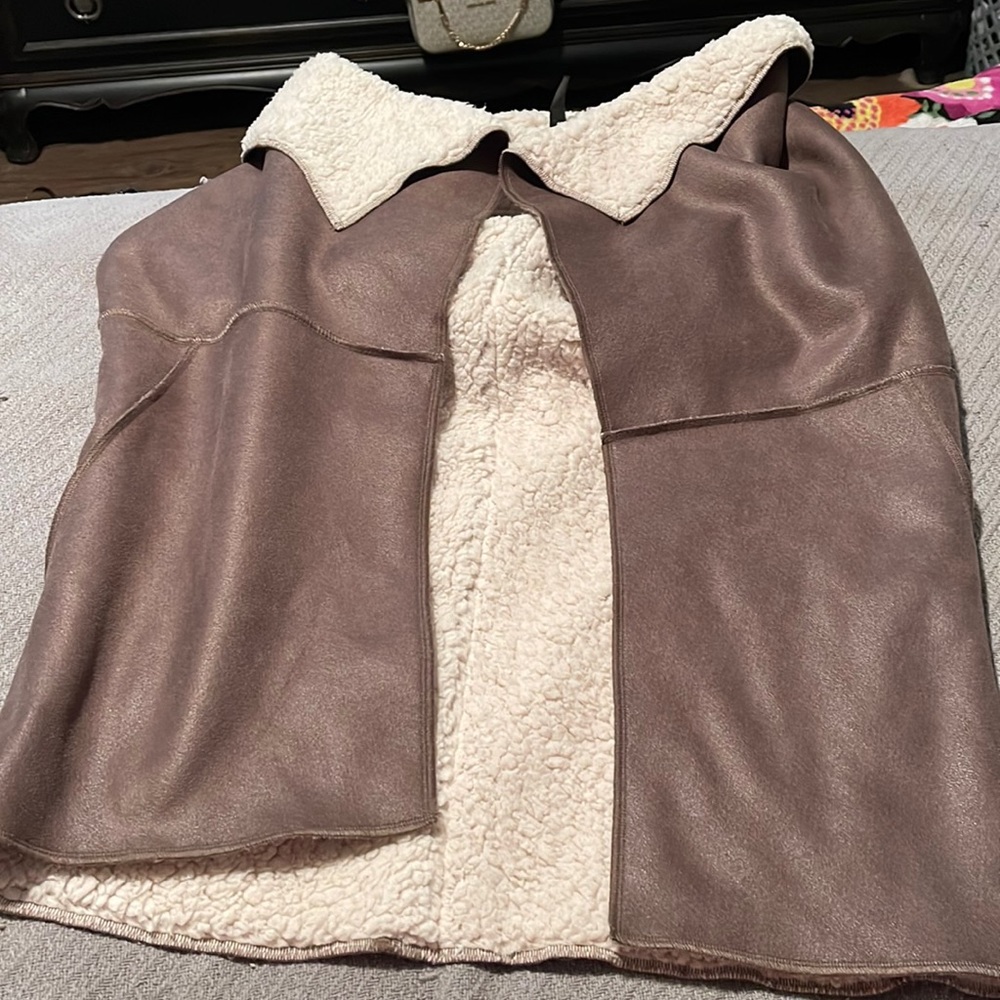 Sleeveless suede vest with Sherpa lining.